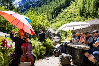 Des musiciens de la Verbier Festival Academy ont joué vendredi sur la terrasse de la buvette du glacier du Trient dans le cadre du festival valaisan de musique classique. KEYSTONE/JEAN-CHRISTOPHE BOTT